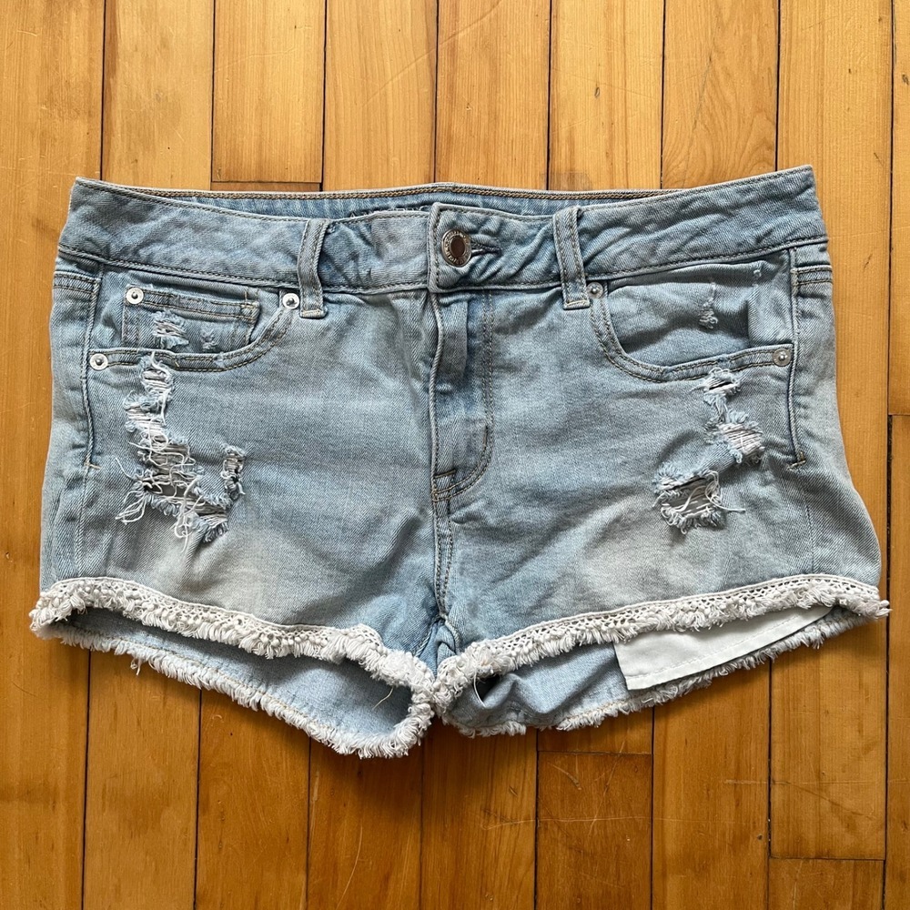 American Eagle Shortie Distressed Denim Shorts Light Wash Crochet Trim Size 10